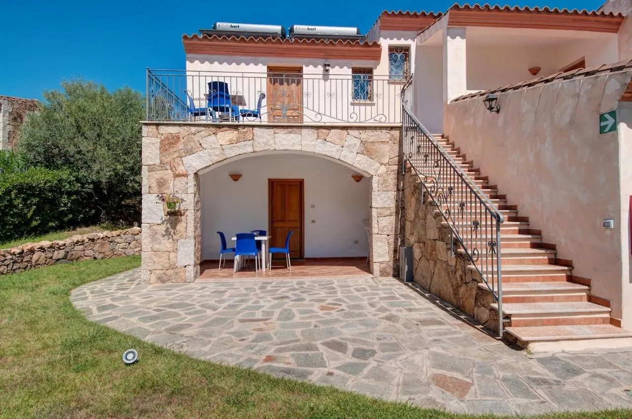 Isa-Residence With Swimming-Pool In Tanaunella, Apartments With Air Conditioning And Private Outdoor Space Italia