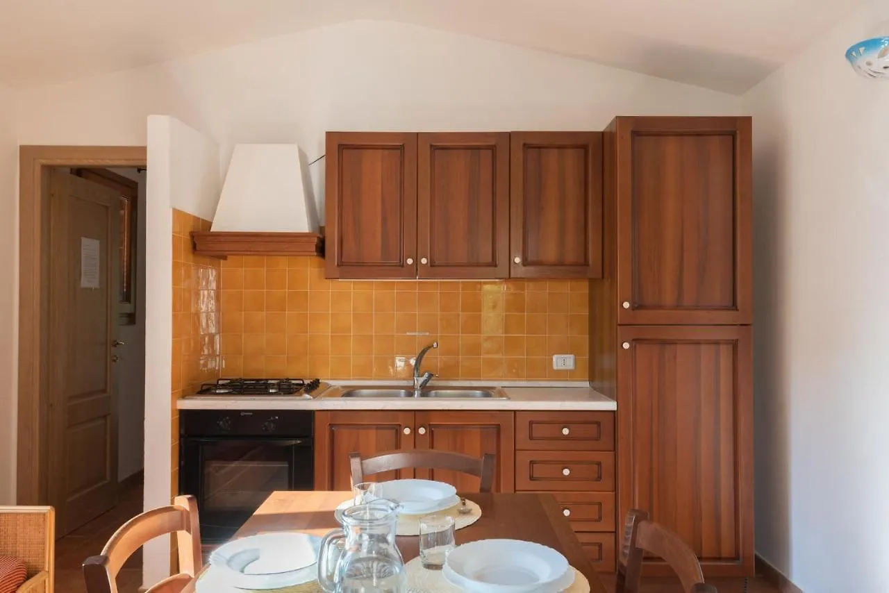 Isa-Residence With Swimming-Pool In Tanaunella, Apartments With Air Conditioning And Private Outdoor Space Apartahotel Tanaunella
