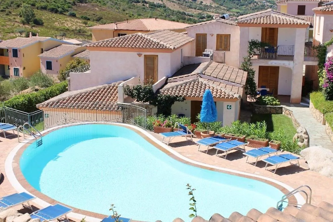 Isa-Residence With Swimming-Pool In Tanaunella, Apartments With Air Conditioning And Private Outdoor Space Tanaunella