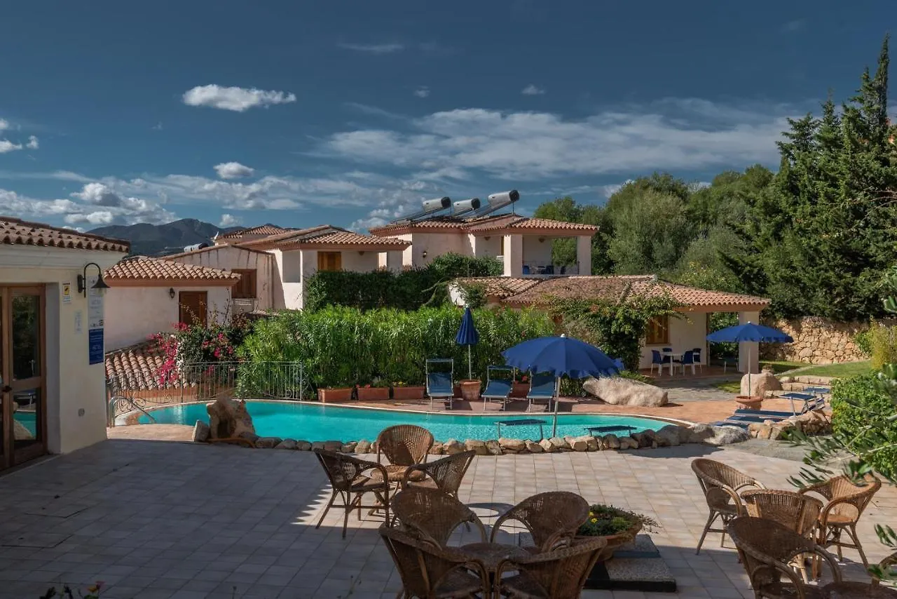 Apartahotel Isa-Residence With Swimming-Pool In Tanaunella, Apartments With Air Conditioning And Private Outdoor Space