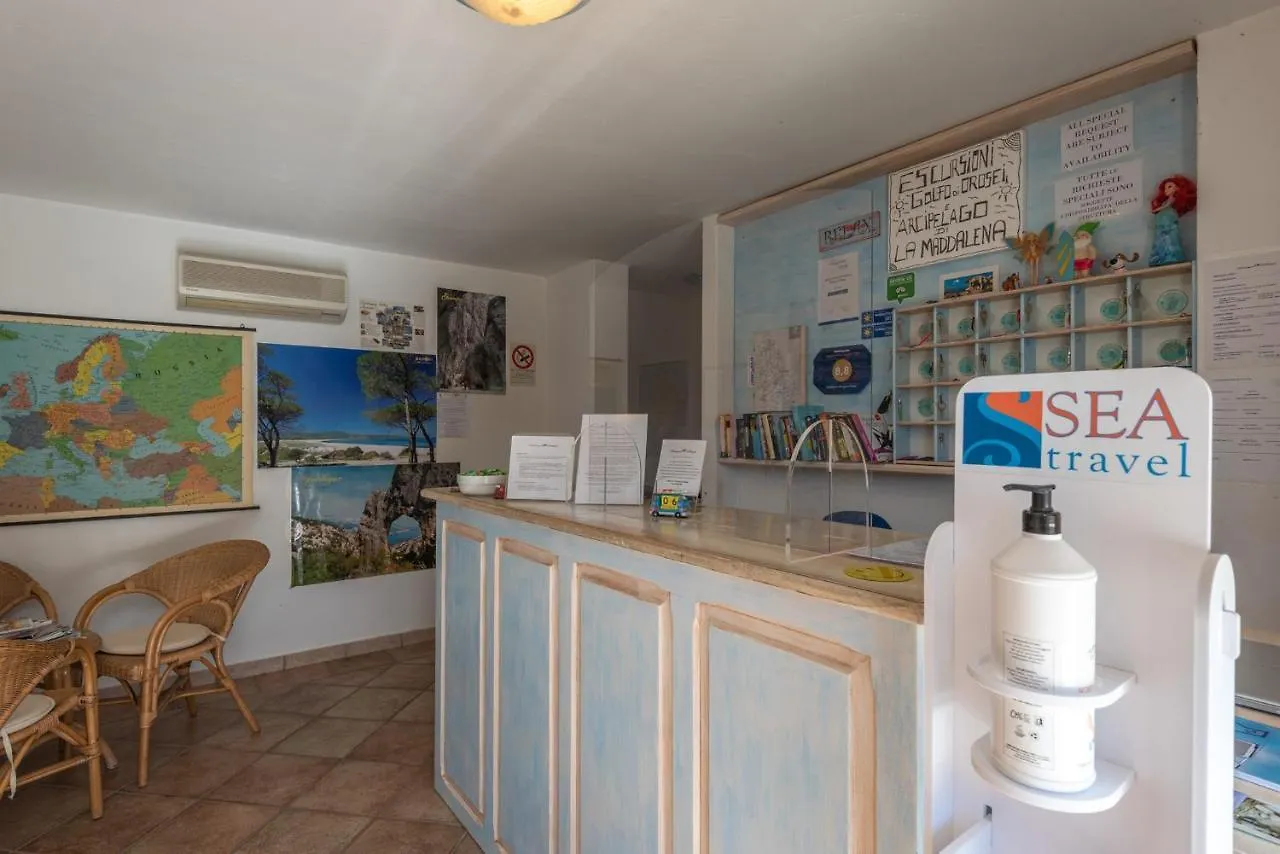 Isa-Residence With Swimming-Pool In Tanaunella, Apartments With Air Conditioning And Private Outdoor Space Apartahotel
