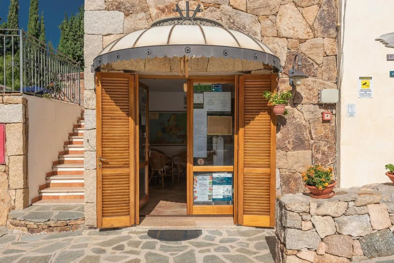 Isa-Residence With Swimming-Pool In Tanaunella, Apartments With Air Conditioning And Private Outdoor Space Apartahotel